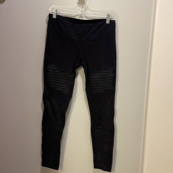 Alo Yoga woman’s black yoga pants - Picture 2 of 12